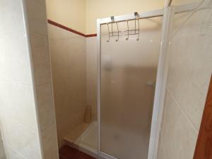 una ducha con puerta de cristal en un baño en Apartamentos Las Cuadras de Estaños, en Muriedas 28 fotos más