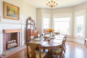 Φωτογραφία από το άλμπουμ του Clifton House - King Suite in Historic Home, Mississippi River Views σε Natchez