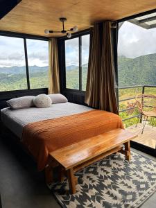 Tempat tidur dalam kamar di Nomada Republic Hotel El valle