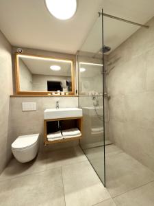Koupelna v ubytování Hotel Hocheder + 37 fotografií