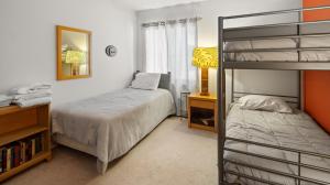 Postel nebo postele na pokoji v ubytování Sugarbush Snowside Condo 14
