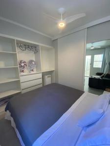 een slaapkamer met een groot bed in een kamer bij Canto do Forte - AP 106CD in Praia Grande