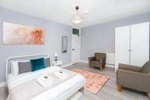 Renovated 3BR wgarden in Stratford, 1min to Train