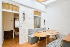Un comedor con mesa y sillas en Charmante maison 3 chambres avec jardin., en La Madeleine 32 fotos más