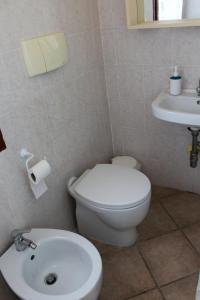 Koupelna v ubytování Confortevole Trilocale con Vista Mare a San Pasquale, Sardegna + 14 fotografií