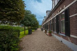 阿姆斯特爾芬的住宿－Luxurious Family Home Amstelveen，砖砌建筑旁的走道,设有窗户