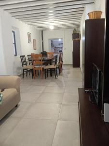 - un salon avec un canapé, une table et des chaises dans l'établissement Casa de pueblo con piscina, à El Acebrón