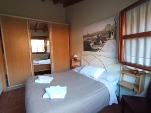 1 dormitorio con 1 cama grande con almohadas blancas en Apartamentos Las Cuadras de Estaños, en Muriedas