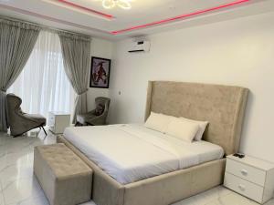 Een bed of bedden in een kamer bij The Residenze Adeniyi Jone Ikeja