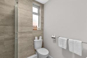 Koupelna v ubytování Whitehill - 3-Bed Home from Home, Sleeps 7, Great for Groups & Workers, FREE Parking & Netflix - Hosted by Stay Host Save + 34 fotografií