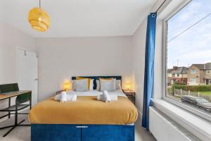Un dormitorio con una cama grande y una ventana en Whitehill House - 3-Bed Home from Home, Sleeps 7, Great for Groups & Workers, FREE Parking & Netflix en Whiston