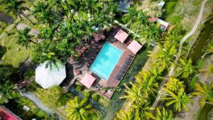 eine Aussicht über ein Resort mit Pool und Bäumen in der Unterkunft Plantage Resort Frederiksdorp in Paramaribo