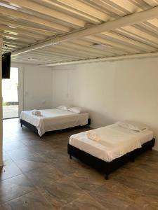 2 camas num quarto com em HOTEL CAMPESTRE REFUGIO TEXANO em Puerto Triunfo