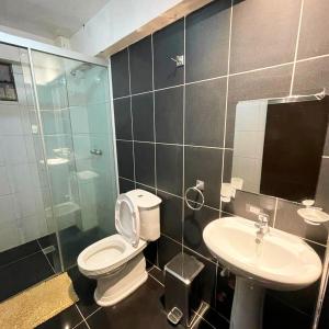 y baño con aseo, lavabo y ducha. en KW HOTEL en Uyuni