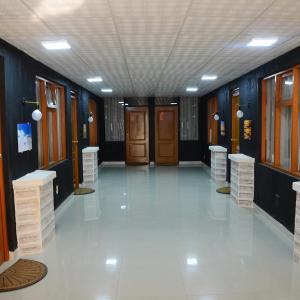 un couloir dans un bâtiment aux murs bleus dans l'établissement KW HOTEL, à Uyuni
