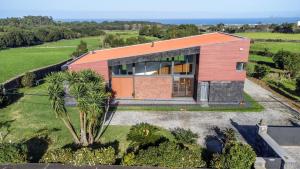 Fenais da LuzにあるBatalha Golf Villaのオレンジ色の屋根の家屋