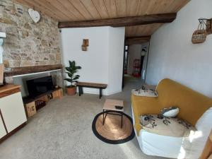 ein Wohnzimmer mit einem Sofa und einem Kamin in der Unterkunft Le patio in Oloron-Sainte-Marie