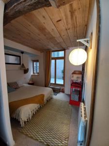 1 dormitorio con cama y ventana grande en Le patio, en Oloron-Sainte-Marie