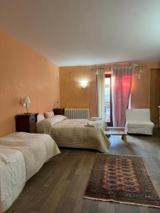 Habitación de hotel con 2 camas y ventana en I Campanili, en Agrigento