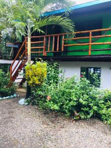 un bâtiment avec balcon et quelques plantes dans l'établissement Perla del cabo, à Arusí