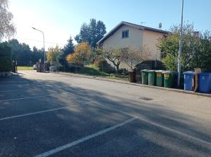 una calle vacía con cubos de basura y una casa en Appartamento Monvalle Home, en  Monvalle 