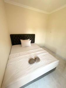 Ein Bett oder Betten in einem Zimmer der Unterkunft Homestay Kamar Tamu Sitimulyo