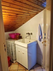 uma casa de banho com um lavatório e um balcão em Le finestrine em Catânia