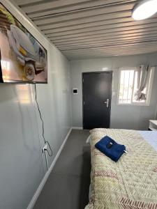 a bedroom with a bed and a black door at Mini Departamento C8 in Calama