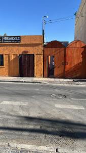 an empty street in front of a building at Mini Departamento C8 in Calama