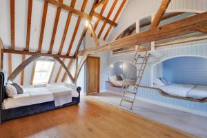 een slaapkamer met 2 stapelbedden en een ladder bij Alpaca House - Sleeps 17 - DIY Hot Tub in Gravesend