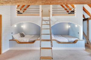 Litera en habitación con escalera en Alpaca House - Sleeps 17 - DIY Hot Tub, en Gravesend