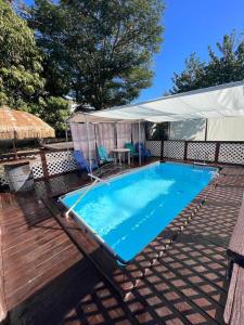 une grande piscine avec une tente et une tente dans l'établissement Villa Retiro R in Boquerón Area, à Cabo Rojo