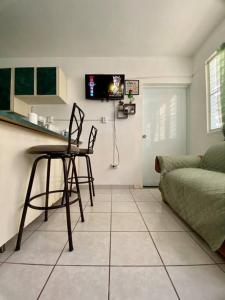eine Küche mit einem Tisch und Stühlen im Wohnzimmer in der Unterkunft Villa Retiro R in Boquerón Area in Cabo Rojo