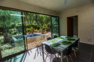 comedor con mesa y vistas al jardín en Beunavista Villas, en Buenavista