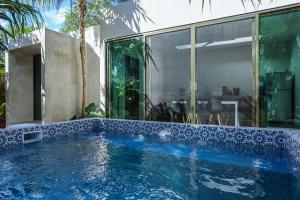 una piscina frente a una casa en Beunavista Villas, en Buenavista