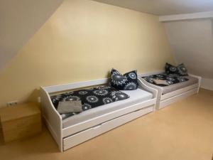 Postel nebo postele na pokoji v ubytování "Schullandheim Waltershausen" Hotel & Erlebniswelt + 37 fotografií