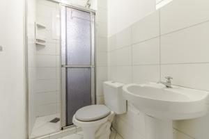 ein Badezimmer mit Toilette, Waschbecken und Dusche in der Unterkunft Apartamento 2 dormitorios Novo Hamburgo Espaço Namibe in Novo Hamburgo + 17 Fotos