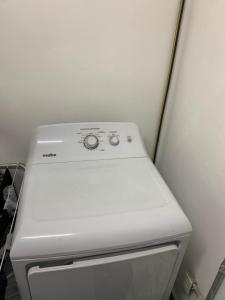 estufa blanca junto a una nevera en Selin, en Ciudad de México