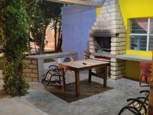 un patio con una mesa de madera y un horno de pizza en Descanso los palmitos en Cuatrociénegas de Carranza