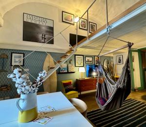 ein Zimmer mit einer Hängematte, die über eine Treppe hängt in der Unterkunft southsidehouse in Neapel