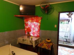 a room with a table and a green wall at Hotel Economica in Coxen Hole