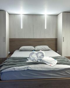 a bedroom with a bed with towels on it at CLUBUL DACILOR in Comandău