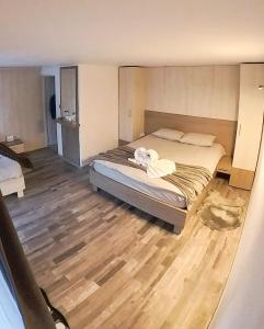 Un dormitorio con una cama con una toalla. en CLUBUL DACILOR en Comandău