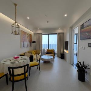 un soggiorno con divano e tavolo di Oscar Seaview Apartment a Phu Quoc