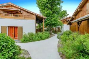 einen Gehweg vor einem Haus in der Unterkunft Appartement au bord du lac in Lacanau
