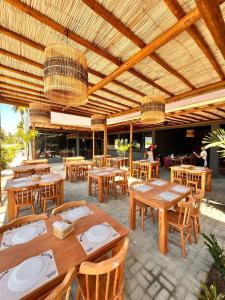 Restaurace v ubytování Flat super luxo com 2 suítes no Manatee - Patacho - Milagres - AL + 34 fotografií