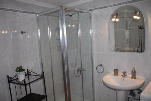 un bagno con doccia e lavandino di Apartment Orzola Vista Mar a Órzola Altre 27 foto