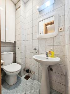 Ένα μπάνιο στο Rooftop Apartment at MainSquare
