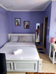 Postel nebo postele na pokoji v ubytování Jeda Homey Homes Studio Apartment