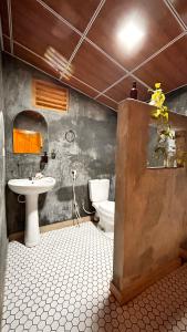 Hakuna Matata Arugambay في آروغام باي: حمام مع مرحاض ومغسلة